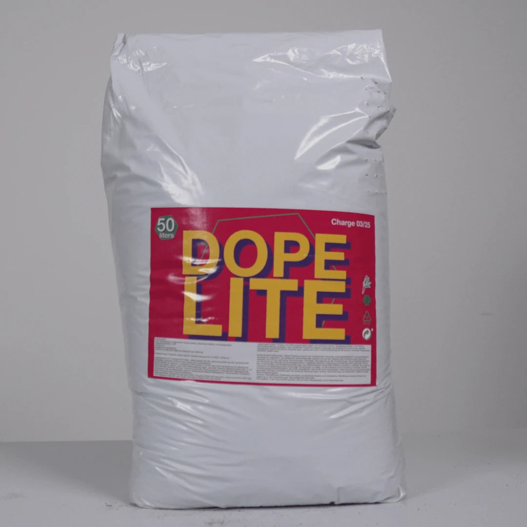 Florganics Produktvorstellung: Hero-Video zeigt Verpackungsdesign und Konsistenz von DOPE LITE - Living Soil à la Chef