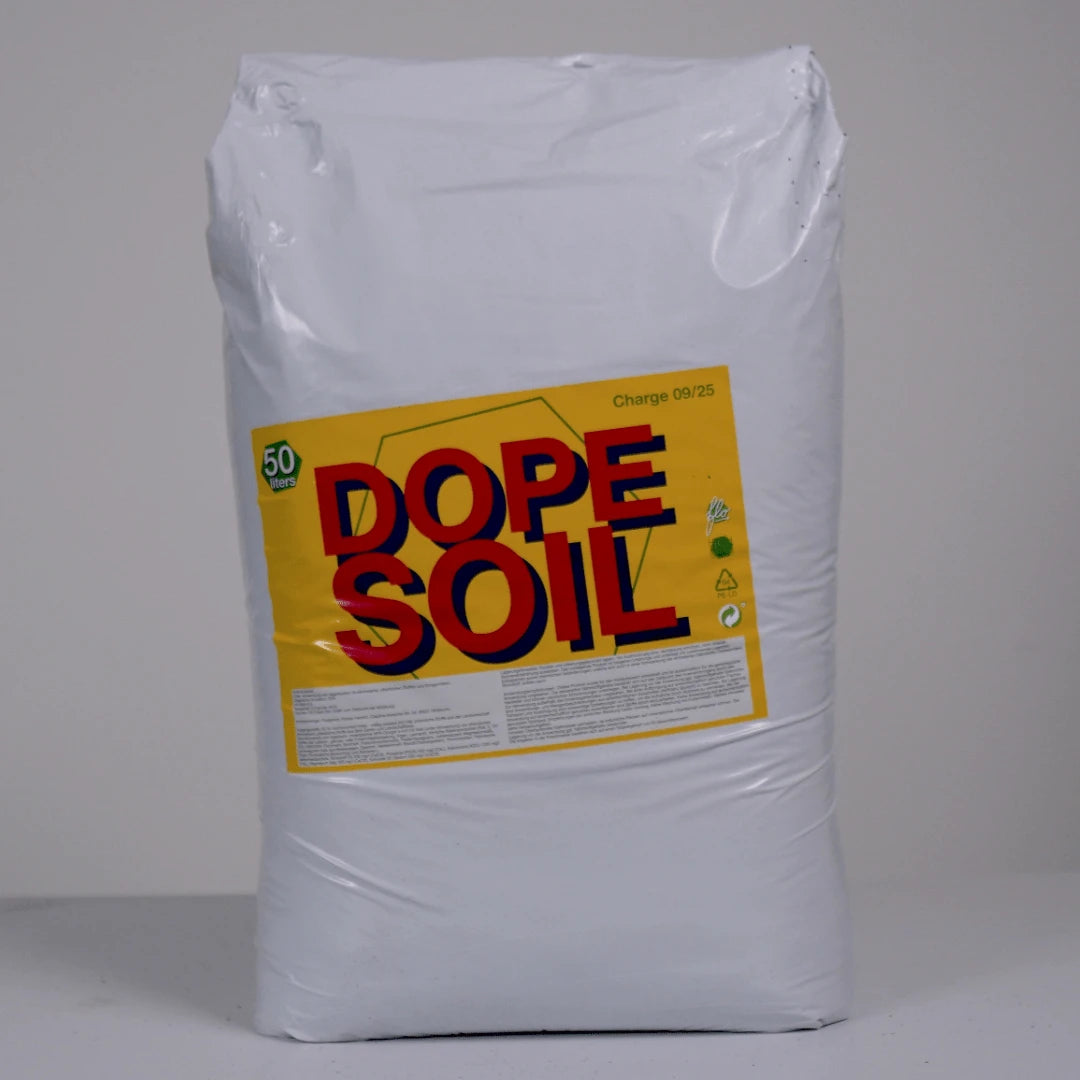Florganics Produktvorstellung: Hero-Video zeigt Verpackungsdesign und Konsistenz von DOPE SOIL - Living Soil mit extra CalMag