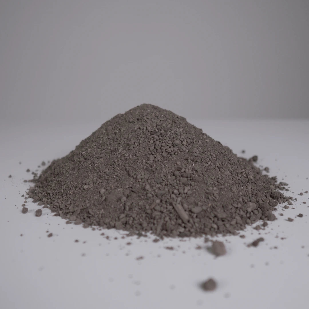 Florganics FLO organischer Dünger liegt auf einem Tisch zur Vorbereitung der Living Soil Mischung