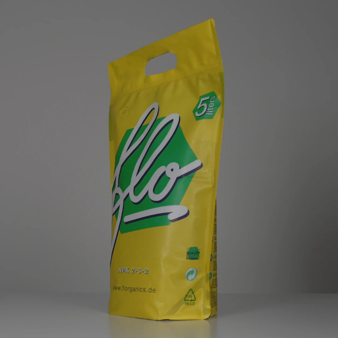 Die Packung mit dem organischen Dünger Flo 5 Liter ist seitlich gedreht, sodass man die Seite sieht.