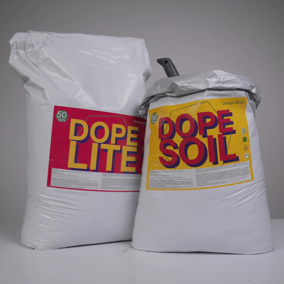 Kollektion der Florganics Substrate: Dope Soil mit 10 % FLO-Anteil für maximale Power und Dope Lite mit 5 % FLO-Anteil für sensible Jungpflanzen