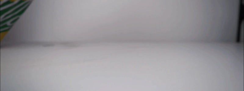 Nahaufnahme von Florganics FLO-Dünger, der beim Öffnen der Verpackung zerbröselt und seine natürliche, hochwertige Textur zeigt.