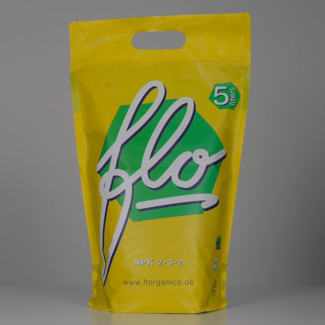 Florganics Produktvorstellung: Hero-Video zeigt Verpackungsdesign und Konsistenz von FLO - All-In-One NPK-Dünger mit lebendigen Mikroorganismen